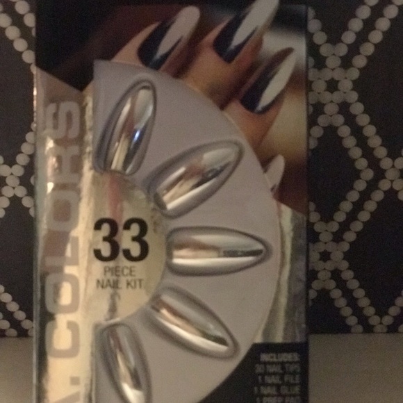 chrome LA Colors Mirror Finish Nails - Picture 7 of 8